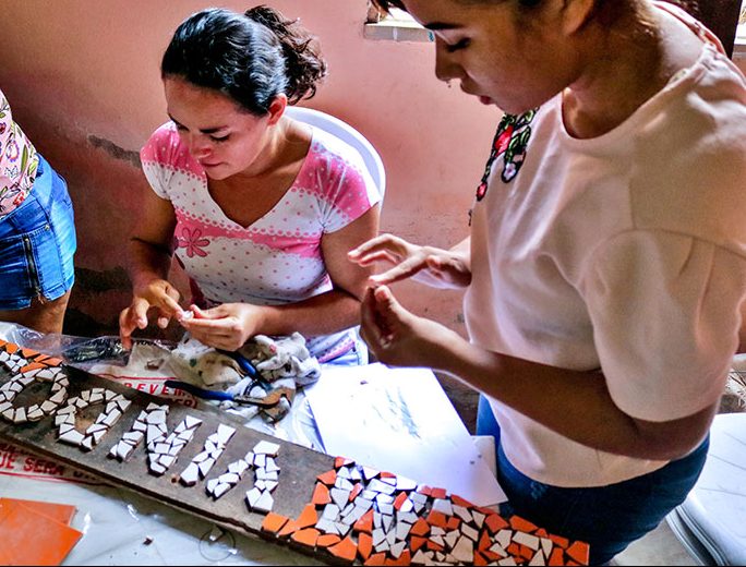 Mulheres que participaram de uma oficina de artesanato do projeto Cultura em Comunidade em 2021