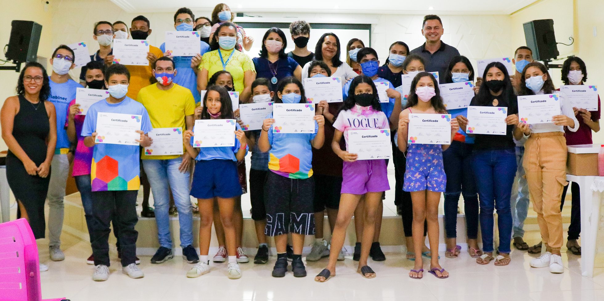 A imagem mostra a turma de 32 alunos do labinec 2021.2 segurando seus certificados