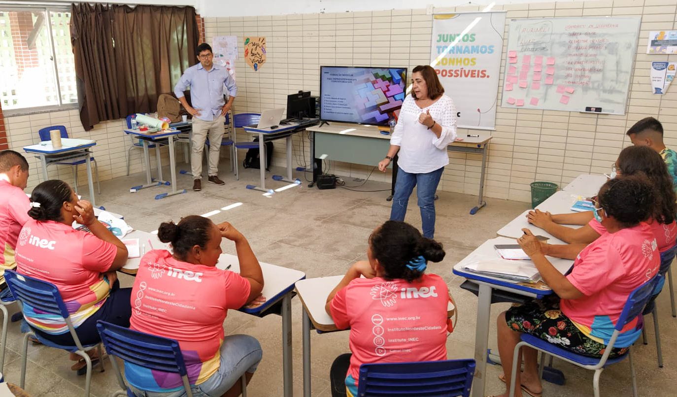 A foto mostra sete mulheres sentadas em círculo assistindo uma mentoria em Itapiúna