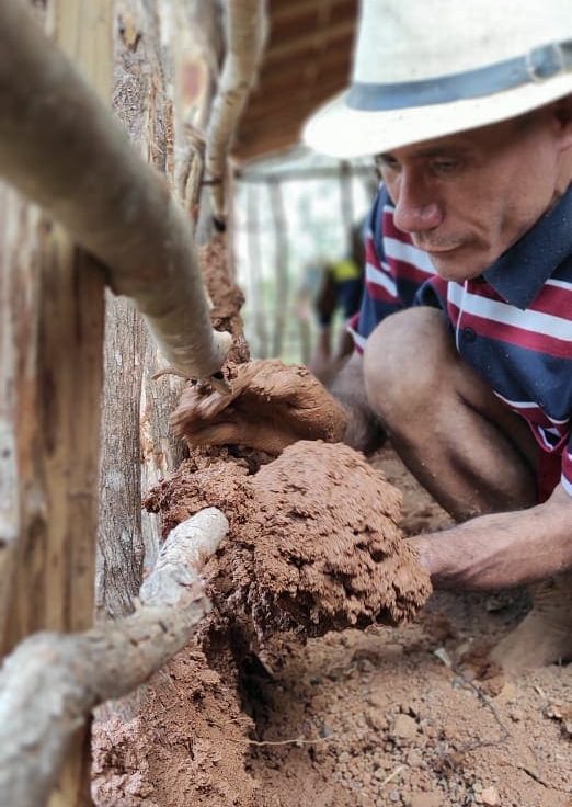 A imagem mostra um morador da comunidade no processo de construção do memorial em São Gonçalo, na Meruoca. Este é um dos três museus que estão sendo construídos