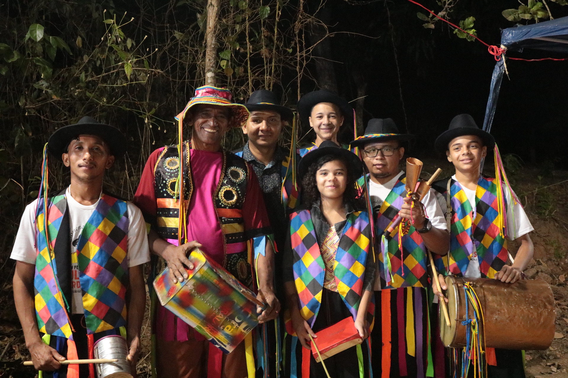 A imagem mostra uma turma de crianças que se apresentaram no Festival da cultura Nordestina de São Gonçalo