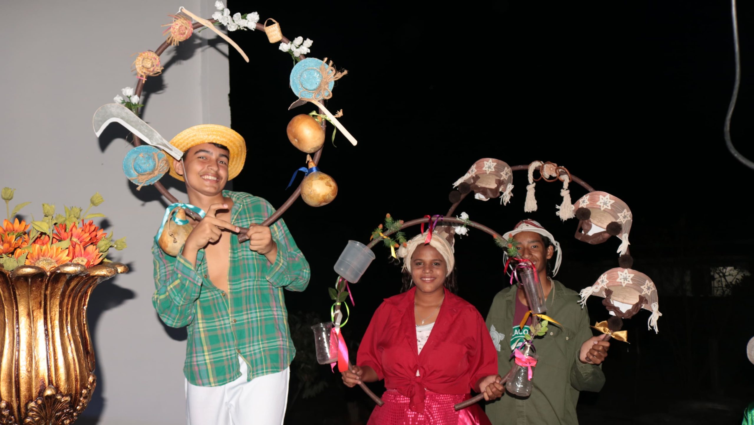 A imagem mostra três pessoas em uma apresentação de dança no Festival da Tabquinha