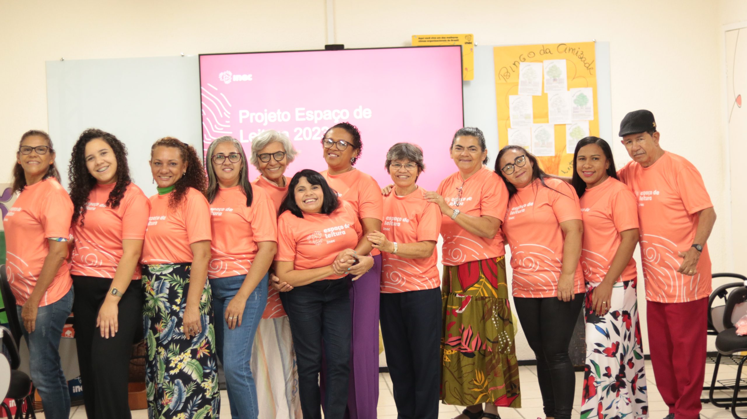 todos os 12 facilitadores dos espaços de leitura juntamente com a assessora técnica Monica Calisto utilizando a blusa vermelho com o nome do projeto