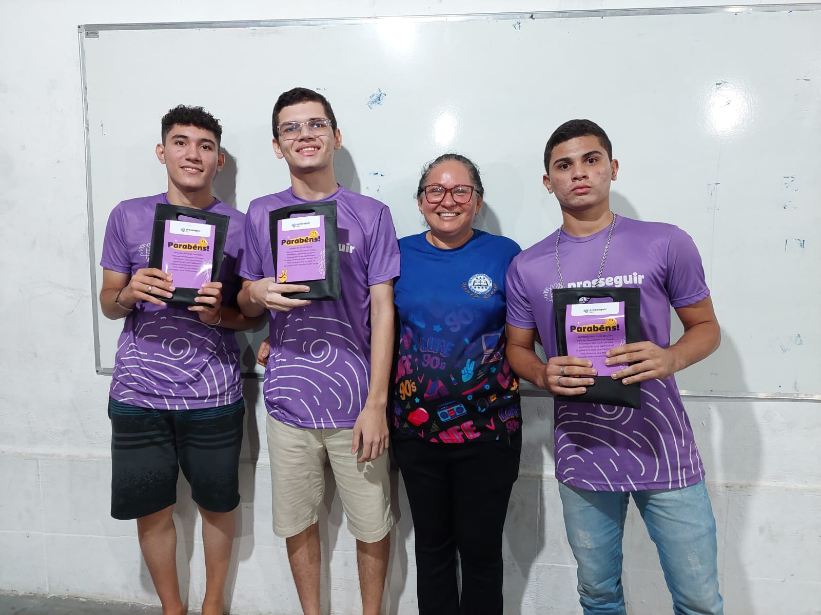 Alunos destaques do Prosseguir são premiados com tablets doados pela PSA Tech 