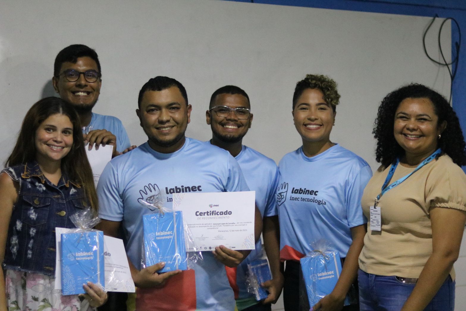 A imagem mostra uma foto com alguns alunos do labinec mostrando o certificado ao lado da psicóloga Alana Loiola. A foto é alusiva ao setembro amarelo