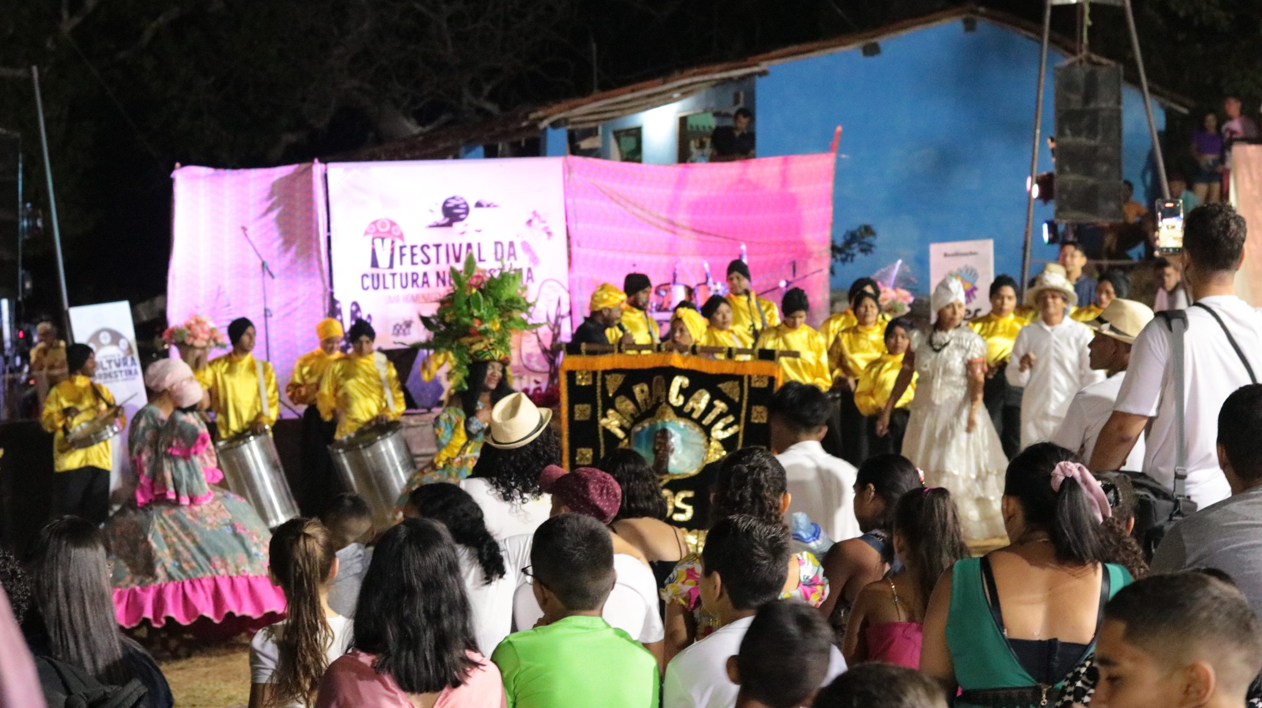 a imagem mostra a apresentação do grupo de maracatu filhos de zumbi pela ótima da platéia durante o V Festival da Cultura Nordestina de Meruoca