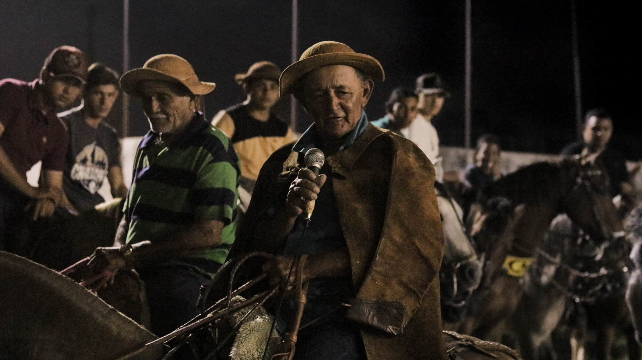 vaqueiro com trajes de couro discurso com microfone na mão em cima do cavalo no 5 festival de memória e cultura do alagamar